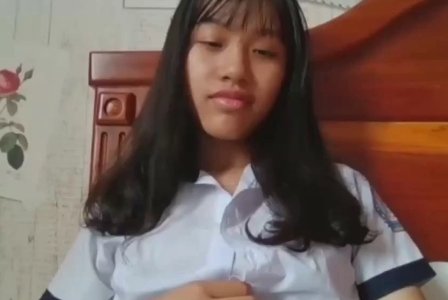 Nữ sinh móc bướm để bạn xem